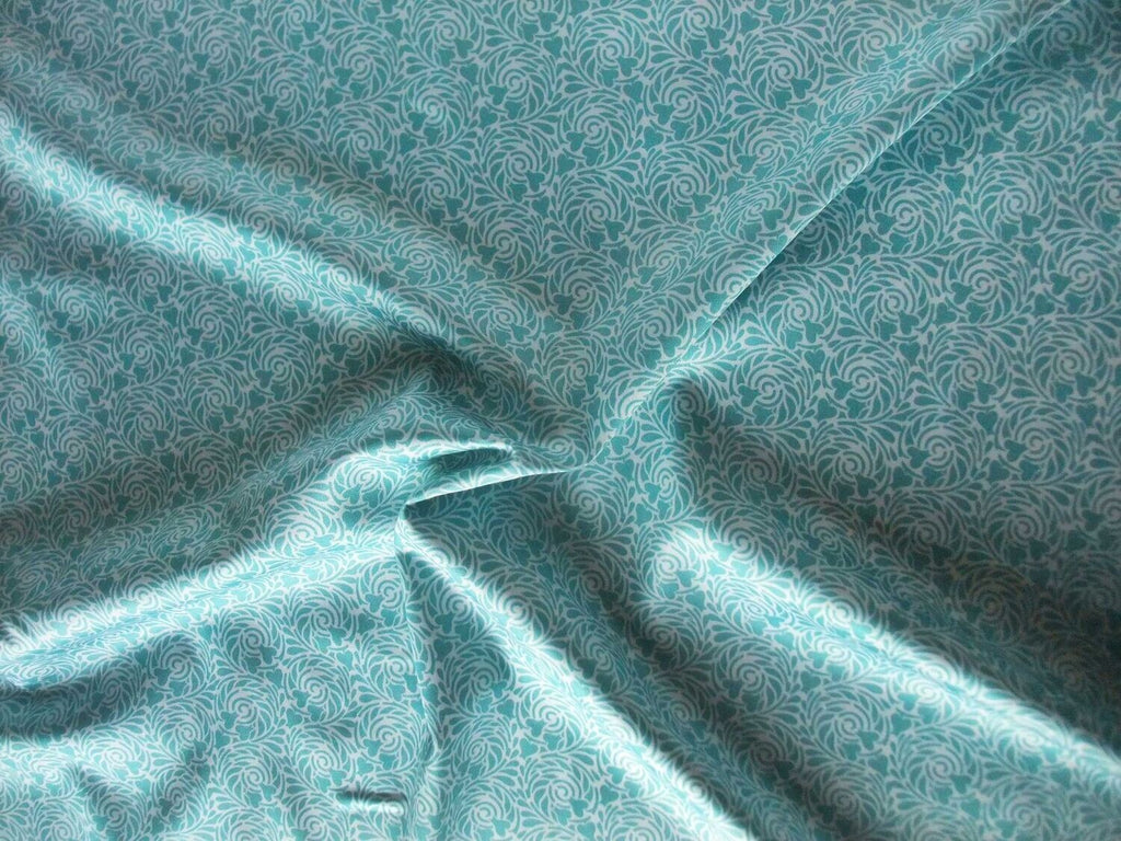 Mako-Satin, Meterware, Baumwolle,  Motiv "Rabenwiese", wasserblau, türkis, aqua, Spiralen, Herzen, für Blusen, Hemden, Kleider, Bettwäsche, Baumwollsatin
