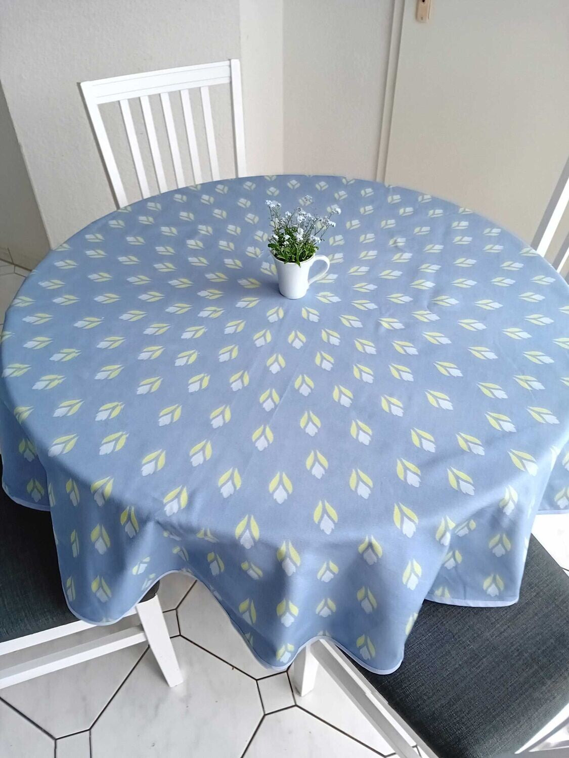 Runde Tischdecke, Helles Ultramarinblau, hellgrün- hellblau, Krokusmotiv, Ostern,  Frühlingsmuster, Baumwolle