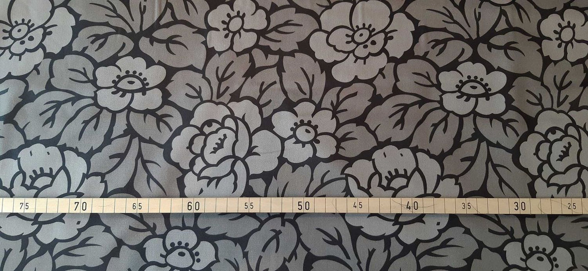 Mako-Satin, Meterware, Baumwolle,  Rosen,  schwarz-grau, helle Rosen, zwei Mustergrößen, glänzend, Baumwollsatin, Muster, Gothic, Bettwäsche, Kleider, Blusen