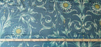 Mako-Satin, Meterware, Baumwolle,  Muster "Feldblume" in der Farbstellung Nachtblau, Dunkelblau-wasserblau, glänzend Baumwollsatin, Ranken, Blume, Sonnenblume, türkis-grün, Bettwäsche, elegante Kleide
