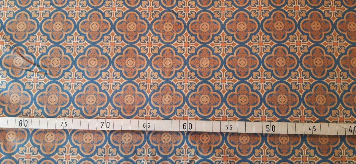 Mako-Satin, Meterware, Baumwolle,  Muster "Herrenhaus" in der Farbstellung Allure dunkel, zwei Mustergrößen, geometrisch, navy-braun-sand, Fliesenmuster, für elegante Blusen, Hemden, Bettwäsche,