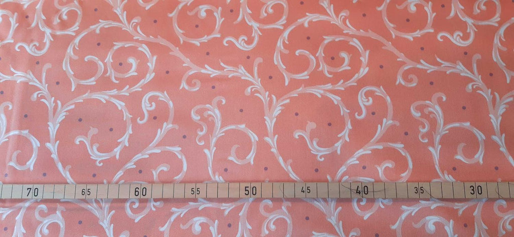 Mako-Satin, Meterware, Baumwolle,  Dornenhecke, lachsrosa mit weißen Ranken und violetten Pünktchen, zwei Mustergrößen. Baumwollsatin, glänzend, für elegante Bettwäsche, Blusen, Hemden, Kleider
