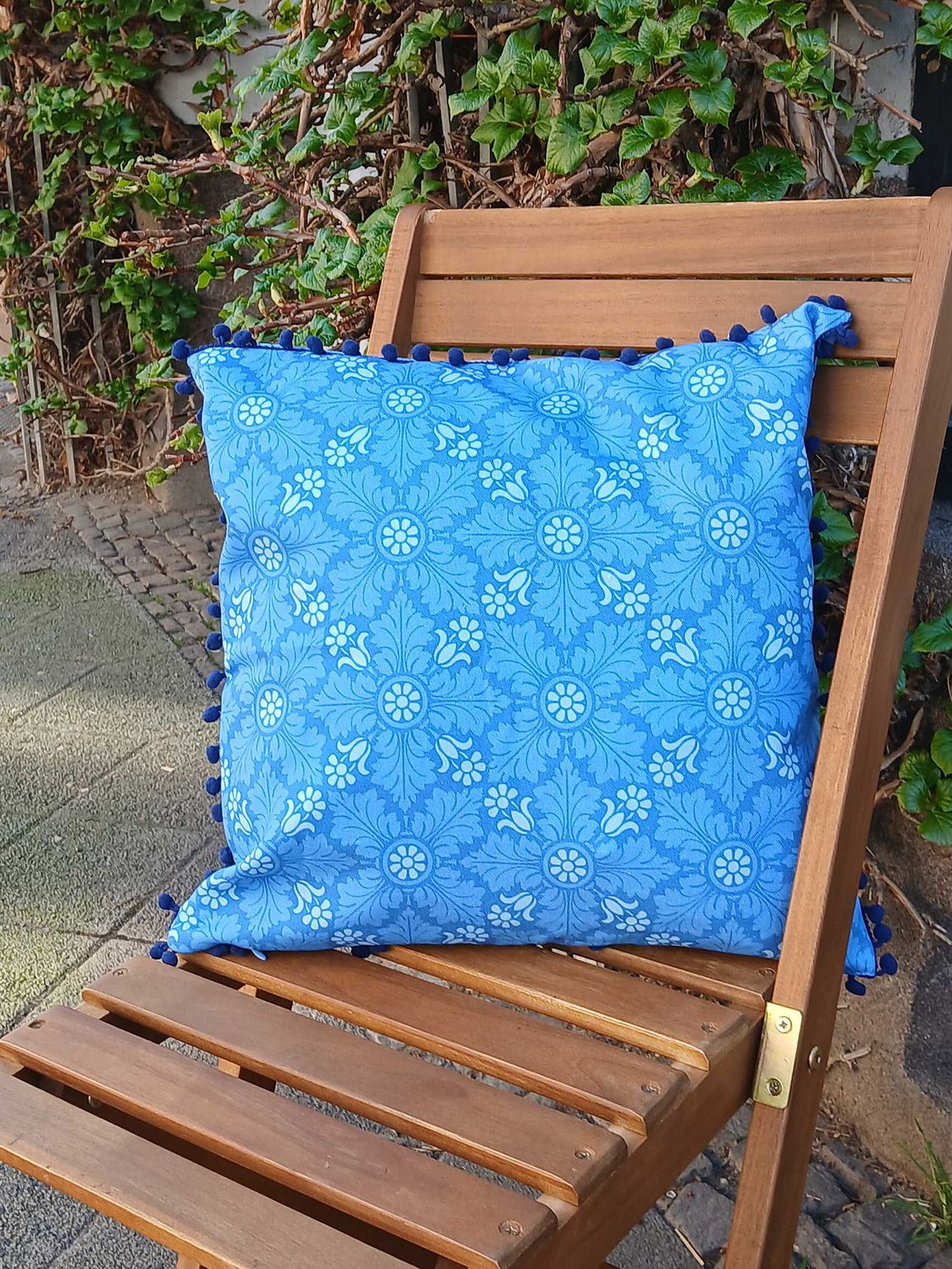 Kissenhülle, 50 x 50cm, Motiv "Eiskristall 3", mit dunkelblauen Pompons, verdeckter Reißverschluß, Baumwollstoff
