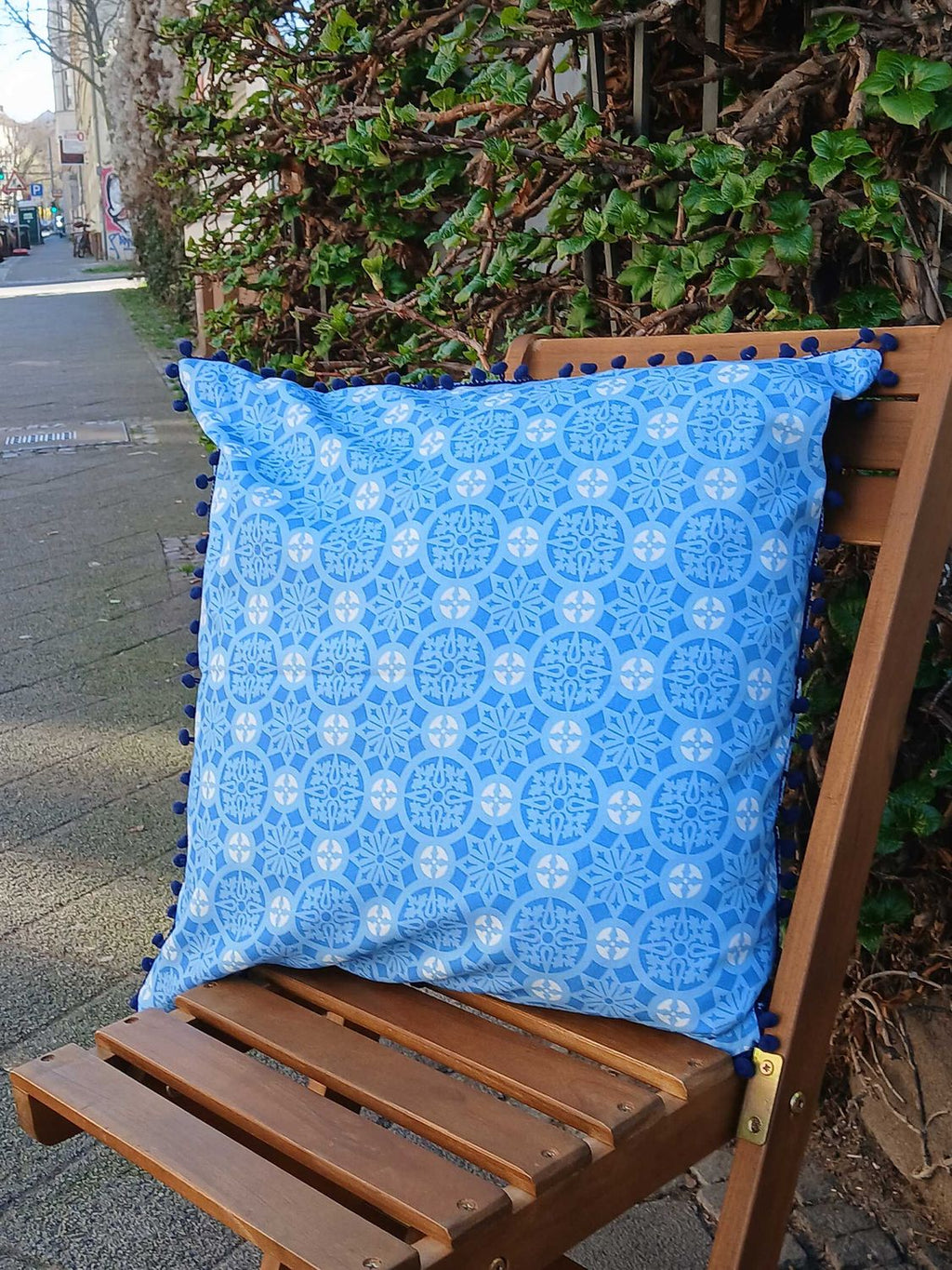 jeansblaue Kissenhülle, 50 x 50cm, Motiv "Schnee-3", mit dunkelblauen  Pompons, verdeckter Reißverschluß, Baumwollstoff