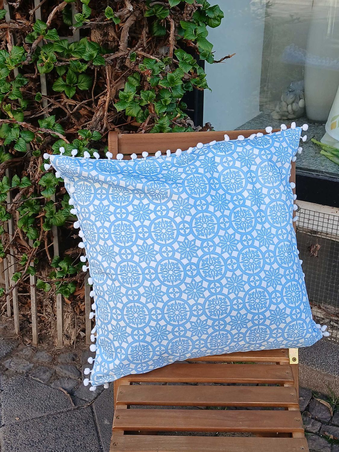 Kissenhülle, 50 x 50cm, Motiv "Schnee-1", mit weißen  Pompons, verdeckter Reißverschluß, Baumwollstoff