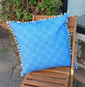 blaue Kissenhülle, 50 x 50cm, geometrisches Muster "Schnee-4", mit weißen Pompons, verdeckter Reißverschluß, Baumwollstoff
