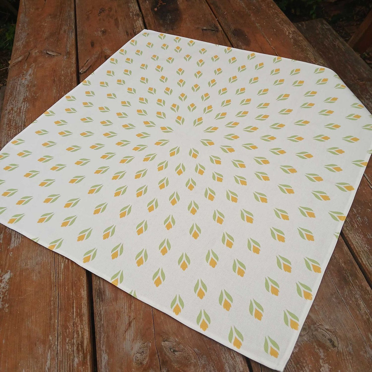 Quadratische Tischdecke,  Mitteldecke, 75x75cm, weiss, gelb, hellgrün, Baumwollstoff, Krokus Tulpen