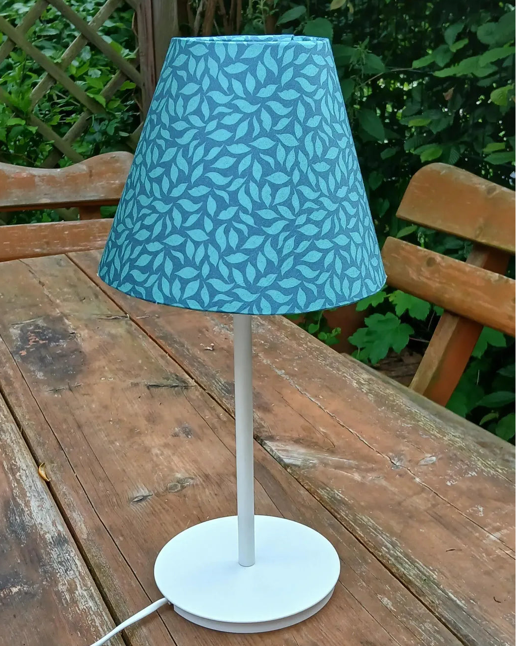 konischer Lampenschirm, Blätterwald, dunkelblau-türkis, Tischlampe, kegelförmig, Nachttischlampe, Makosatin, Farbstellung "Sommernacht"