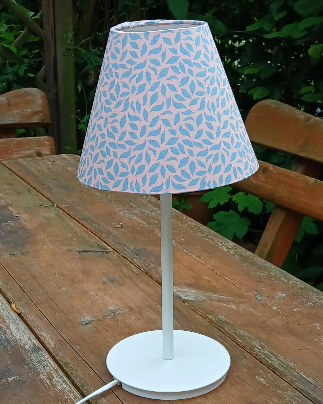 konischer Lampenschirm, Blätterwald, altrosa-türkis, Tischlampe, kegelförmig, Nachttischlampe, Makosatin, Farbstellung "Hortensie"