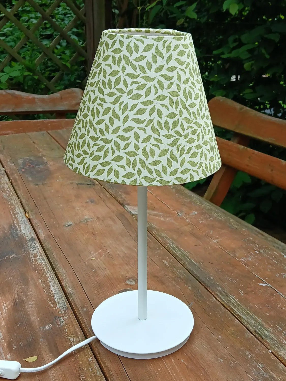 konischer Lampenschirm, Blätterwald, vanille-grün, Tischlampe, kegelförmig, Nachttischlampe, Makosatin, Farbstellung "Frühlingszauber"