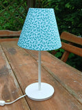 konischer Lampenschirm, Blätterwald, hellblau-türkis, Tischlampe, kegelförmig, Nachttischlampe, Makosatin, Farbstellung "Gartenteich"