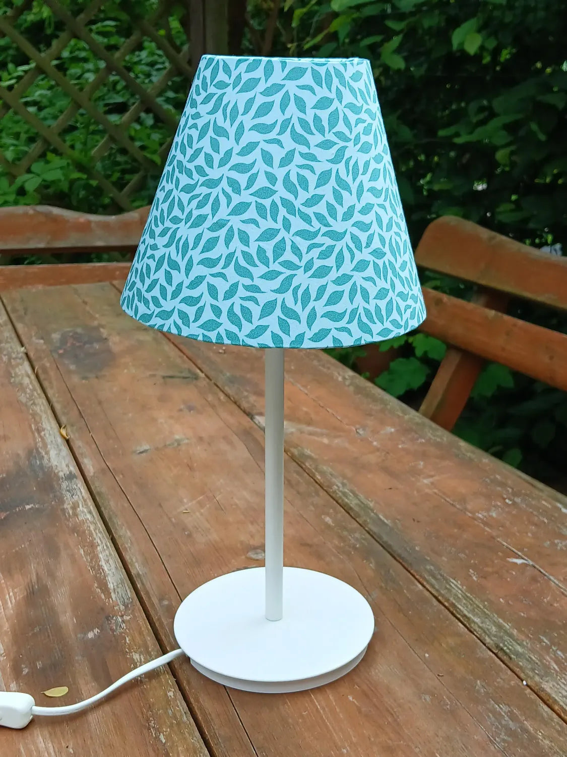 konischer Lampenschirm, Blätterwald, hellblau-türkis, Tischlampe, kegelförmig, Nachttischlampe, Makosatin, Farbstellung "Gartenteich"