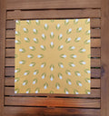 Stoffserviette, 40x40cm, 100% Baumwolle, gelb, Krokusse, weiß/grün, mit Briefecken-Saum 25mm, Tischdeckchen