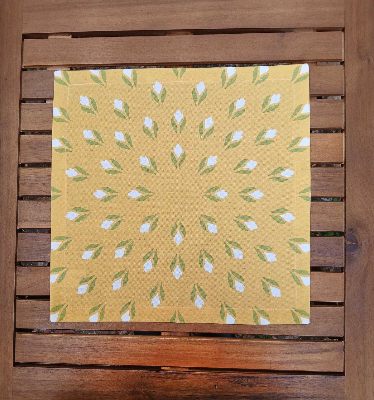 Fabric napkin, 40x40cm, 100% cotton, yellow, crocuses, white/green, with 25mm mitered hem, table runner