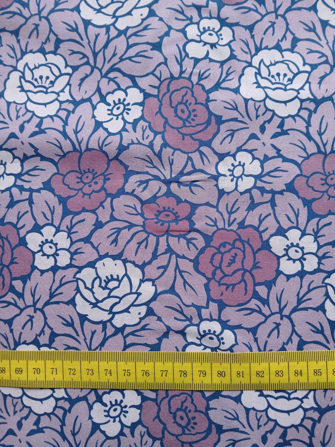 Popeline, Meterware, Baumwollstoff, Bio, GOTS, Violett, Fliederfarbig, Rosenmuster, zweifarbige Blüten, Grundton Navy, Blusenstoff, Hemdenstoff, Webware, Futterstoff, Patchworkstoff, Trachten, Dirndl