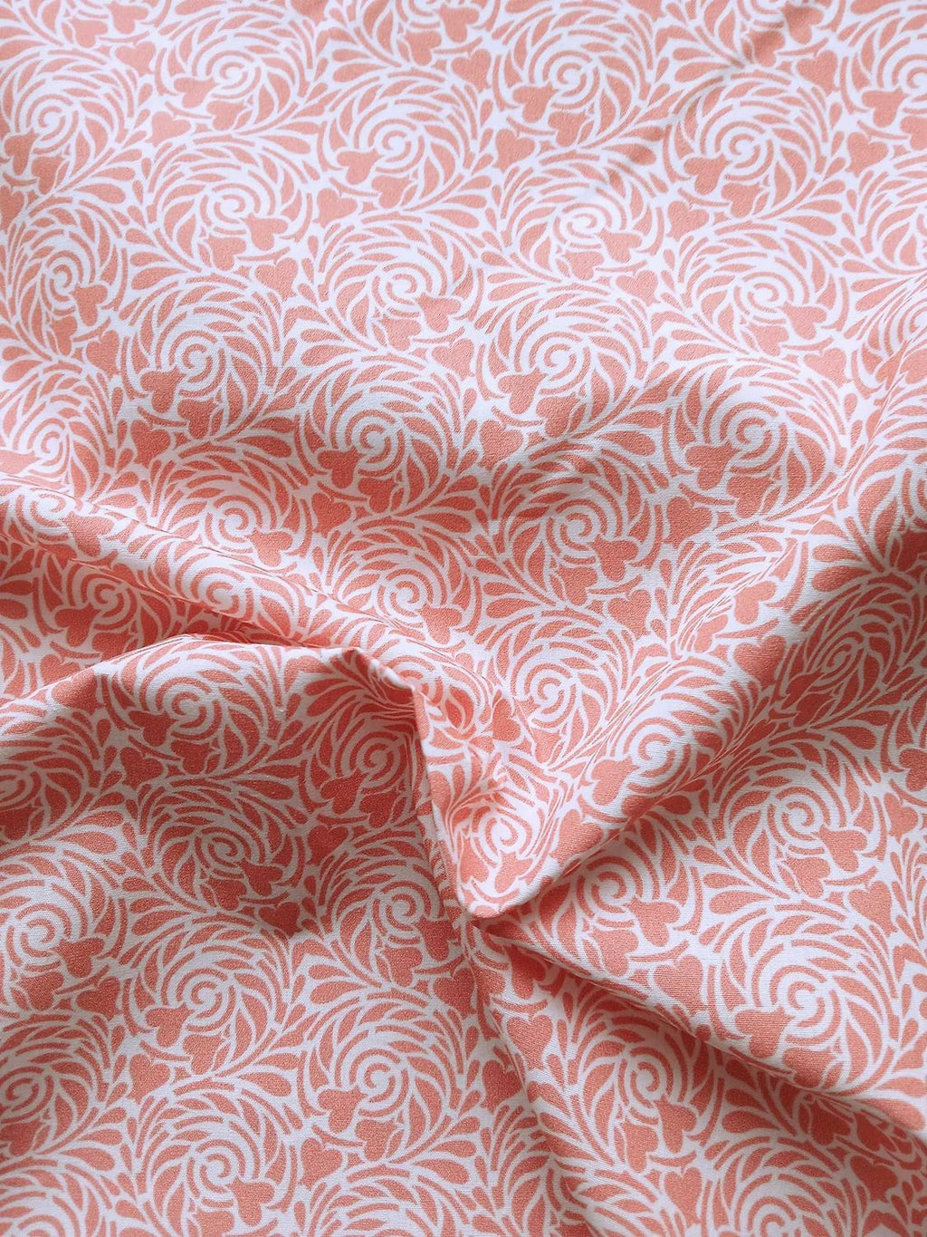 Popeline, Meterware, Baumwollstoff, Motiv Rabenwiese, lachsfarbig, bio, weißer Grundton, GOTS, Blusenstoff, Hemdenstoff, Webware, Futterstoff, Trachten, Dirndl, Patchworkstoff