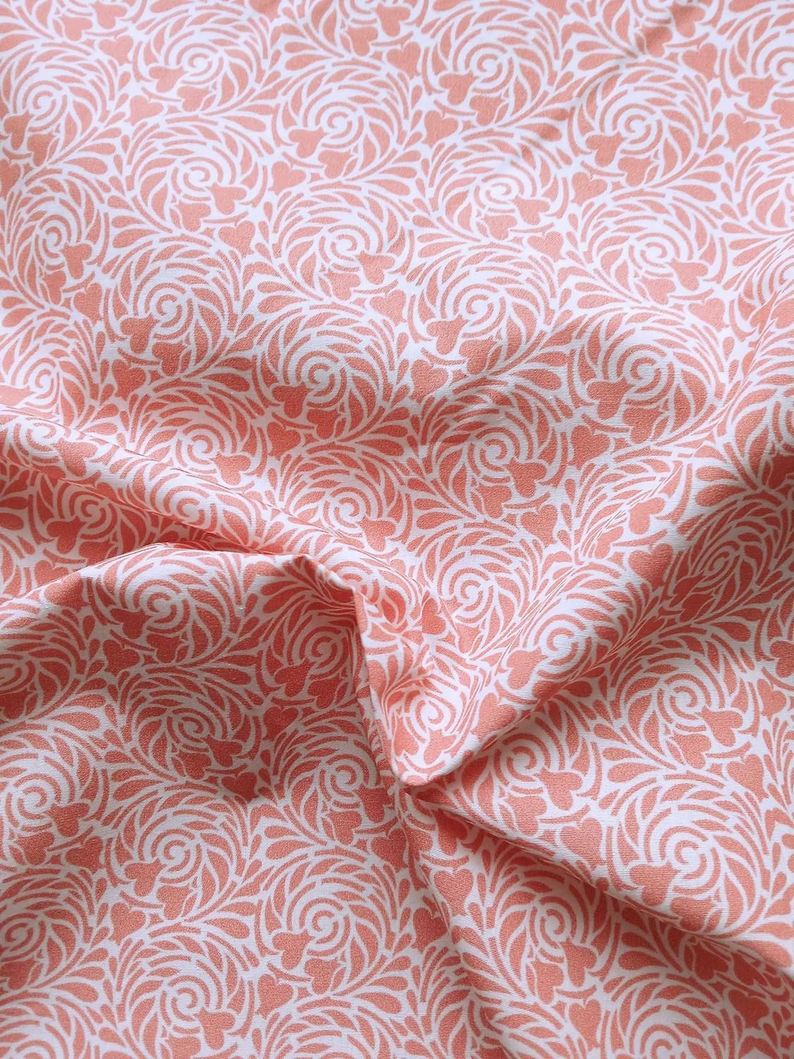 Popeline, Meterware, Baumwollstoff, Motiv Rabenwiese, lachsfarbig, bio, weißer Grundton, GOTS, Blusenstoff, Hemdenstoff, Webware, Futterstoff, Trachten, Dirndl, Patchworkstoff