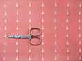 Popeline, Meterware, Baumwollstoff, Motiv Griffel, lachs-rosa, bio, GOTS, Futterstoff, Webware, Blusenstoff, Hemdenstoff, Patchworkstoff, Baby, Trachten, Dirndl