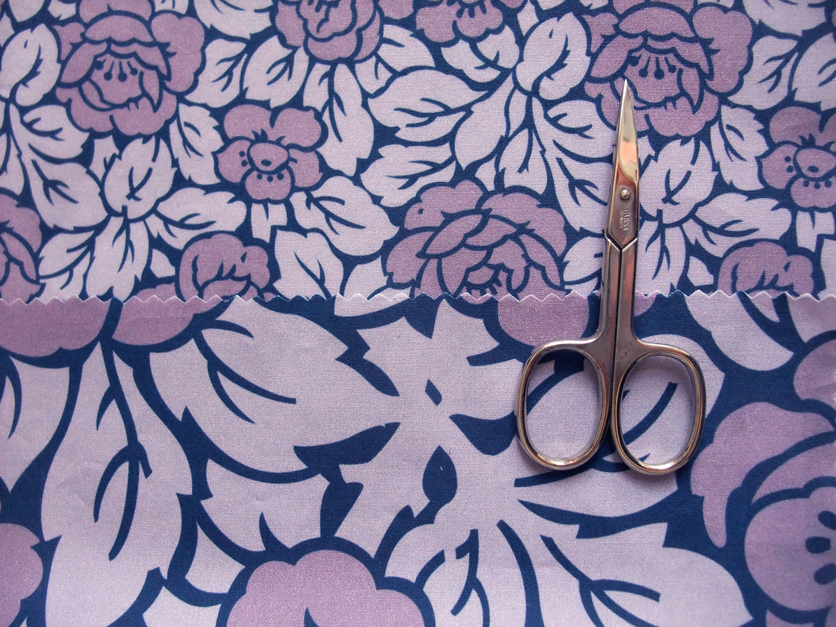 Popeline, Meterware, Baumwollstoff, Bio, GOTS, Violett, Fliederfarbig, Rosenmuster, zweifarbige Blüten, Grundton Navy, Blusenstoff, Hemdenstoff, Webware, Futterstoff, Patchworkstoff, Trachten, Dirndl