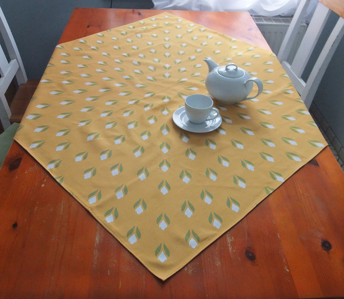 Quadratische Tischdecke, gelb/weiß, Krokusmotiv, Ostern, Frühling, 110x110cm oder 155x155cm
