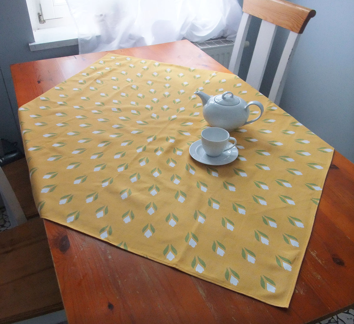 Quadratische Tischdecke, gelb/weiß, Krokusmotiv, Ostern, Frühling, 110x110cm oder 155x155cm