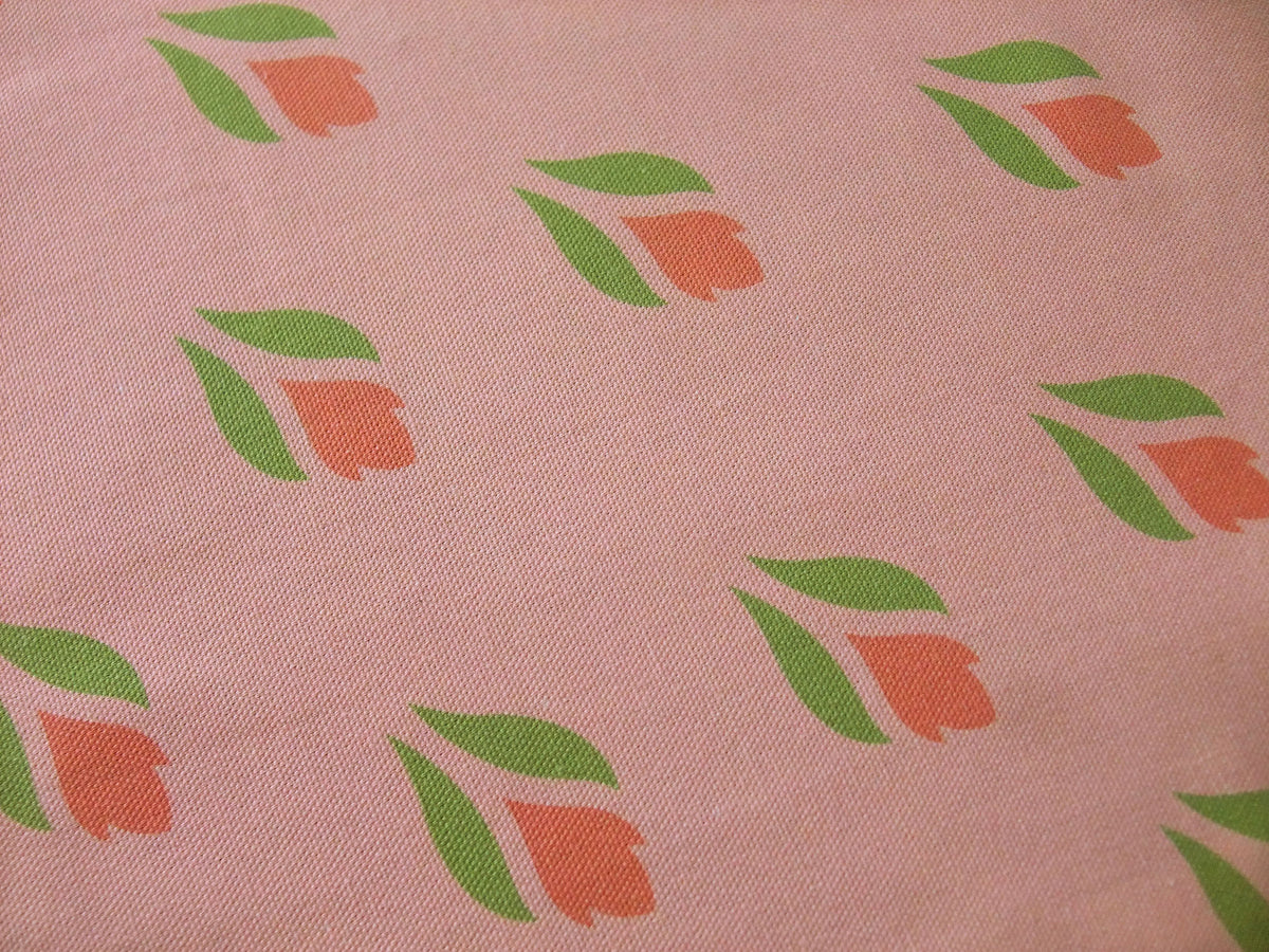 Quadratische Tischdecke,  rosa/hellrot, Krokusmotiv, Ostern, Frühlingsmuster, 110x110cm oder 155x155cm