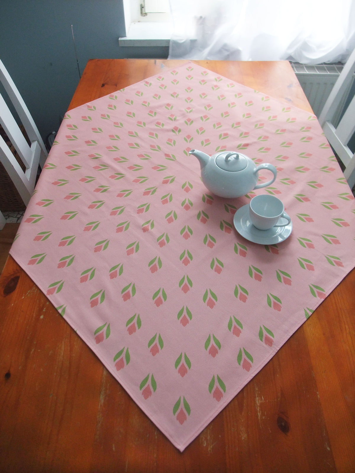 Quadratische Tischdecke,  rosa/hellrot, Krokusmotiv, Ostern, Frühlingsmuster, 110x110cm oder 155x155cm
