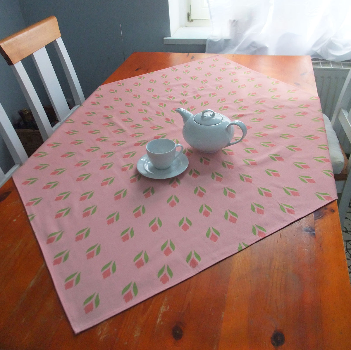 Quadratische Tischdecke,  rosa/hellrot, Krokusmotiv, Ostern, Frühlingsmuster, 110x110cm oder 155x155cm