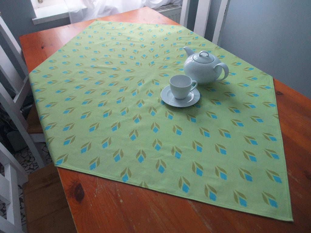 Quadratische Tischdecke,  hellgrün/wasserblau, Krokusmotiv, Ostern, Frühling, 110x110cm oder 155x155cm