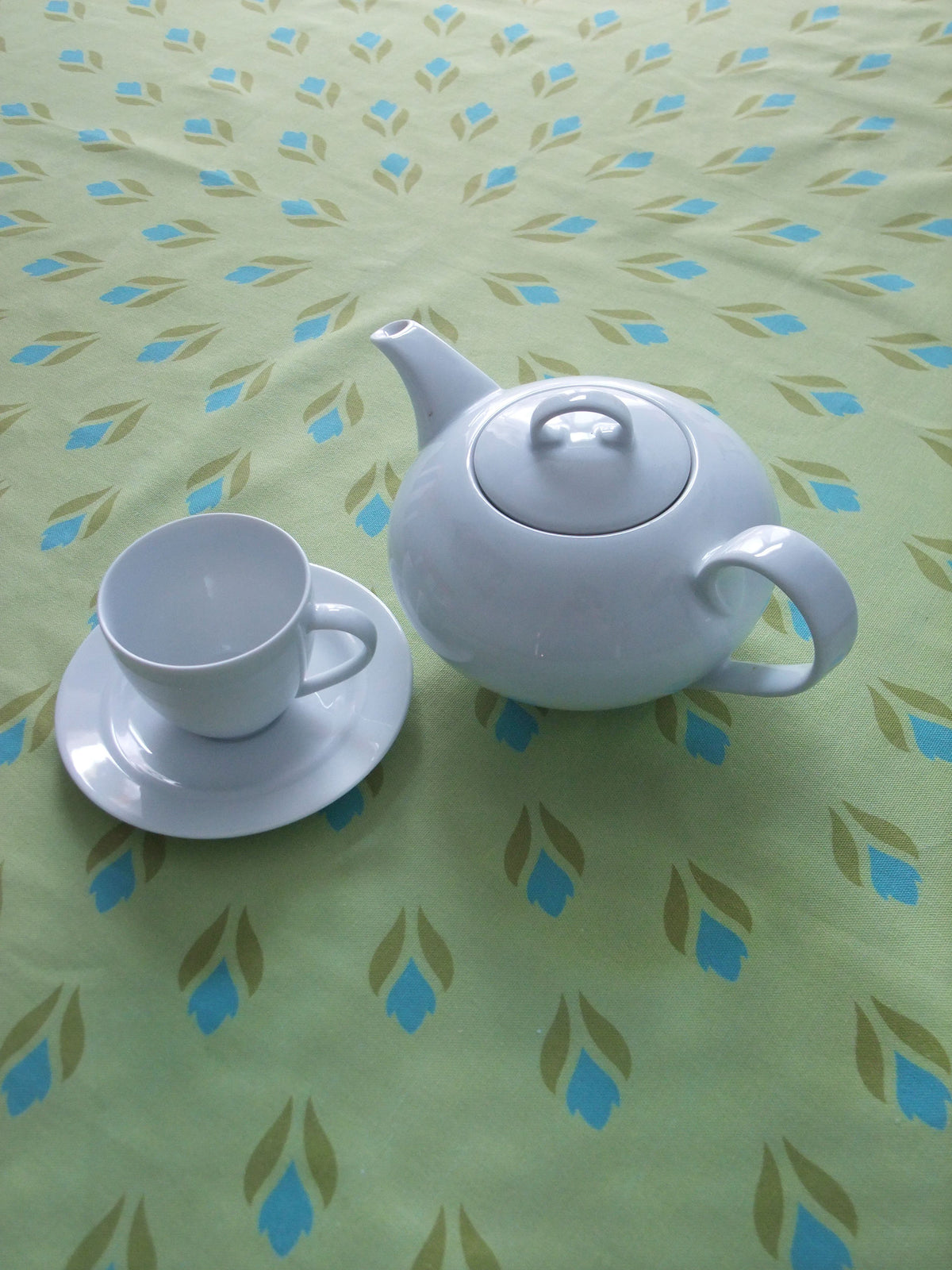 Quadratische Tischdecke,  hellgrün/wasserblau, Krokusmotiv, Ostern, Frühling, 110x110cm oder 155x155cm