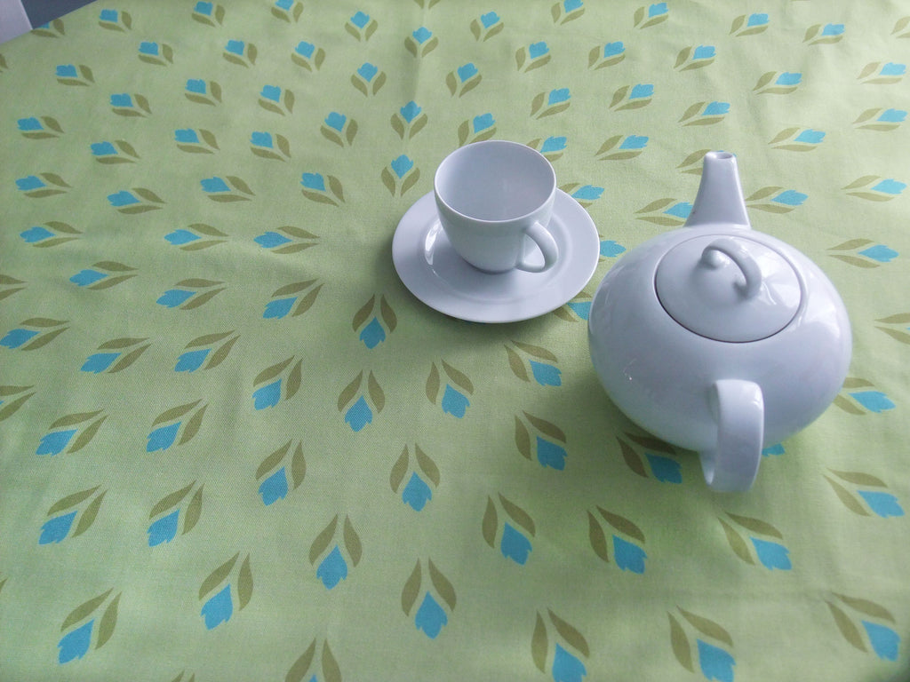 Quadratische Tischdecke,  hellgrün/wasserblau, Krokusmotiv, Ostern, Frühling, 110x110cm oder 155x155cm