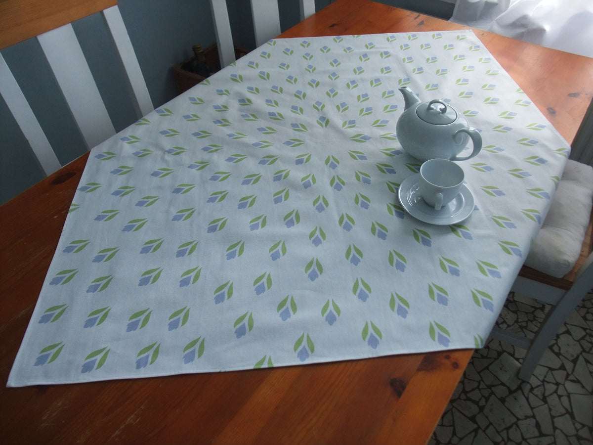 Quadratische Tischdecke,  weiß/hellblau, Krokusmotiv, Ostern, Frühling, 110x110cm oder 155x155cm