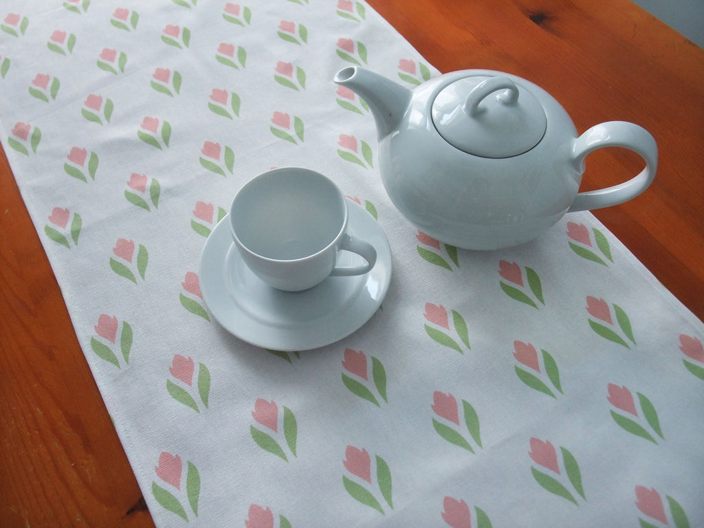 Tischläufer, 40 x 120cm, Krokusmotiv, weiß-rosa, Ostern