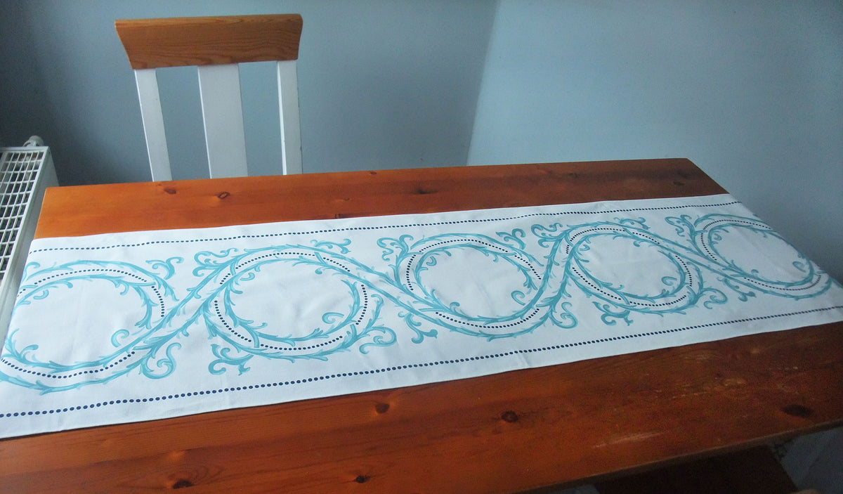 Tischläufer, Dornenhecke, weiß-wasserblau, 45 cm breit, zwei Längen