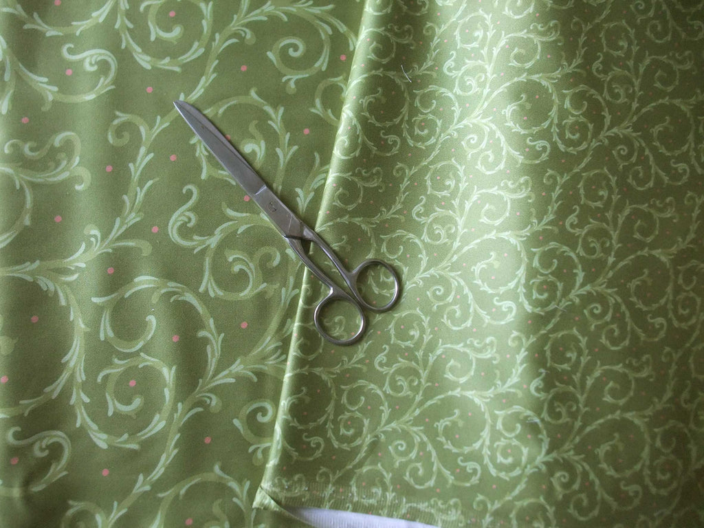Mako-Satin, Meterware, Baumwolle,  grün mit hellgrünen Ranken und roten Pünktchen, Blusen, Hemden, Bettwäschestoff, glänzend, Muster, Kleider