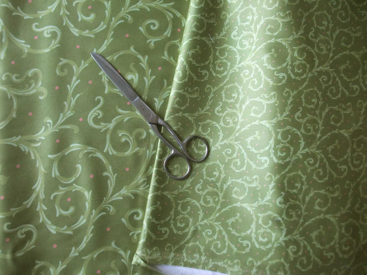 Mako-Satin, Meterware, Baumwolle,  grün mit hellgrünen Ranken und roten Pünktchen, Blusen, Hemden, Bettwäschestoff, glänzend, Muster, Kleider