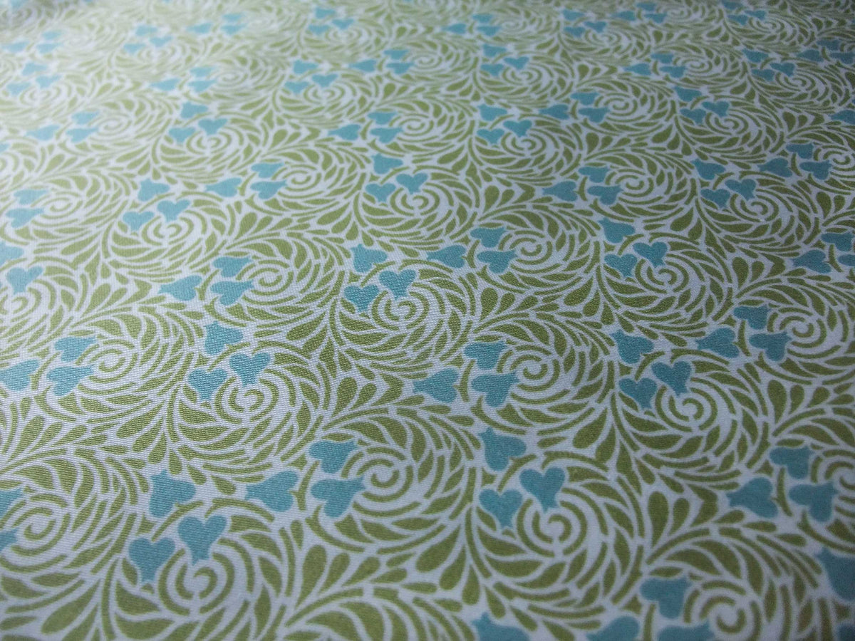 Mako-Satin, Meterware, Baumwolle,  Motiv "Rabenwiese" grün/wasserblau, türkis, aqua, Spiralen, Herzen, Baumwollsatin, für Bettwäsche, elegante Kleidung, Hemden, Kleider