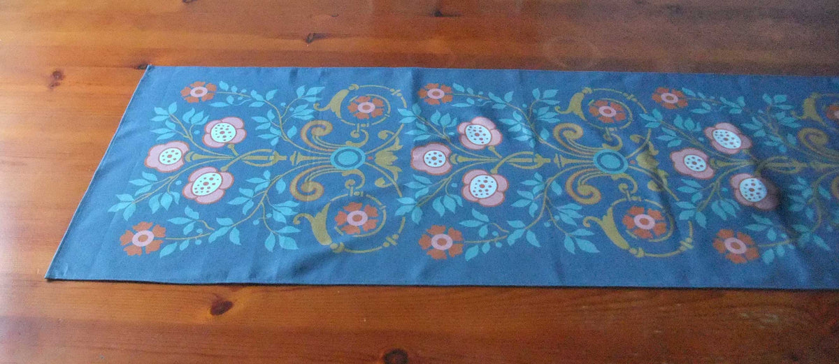 Tischläufer, zwei Längen, Motiv "Bauerngarten", Farbstellung "Sommernacht" (Dunkelblau)