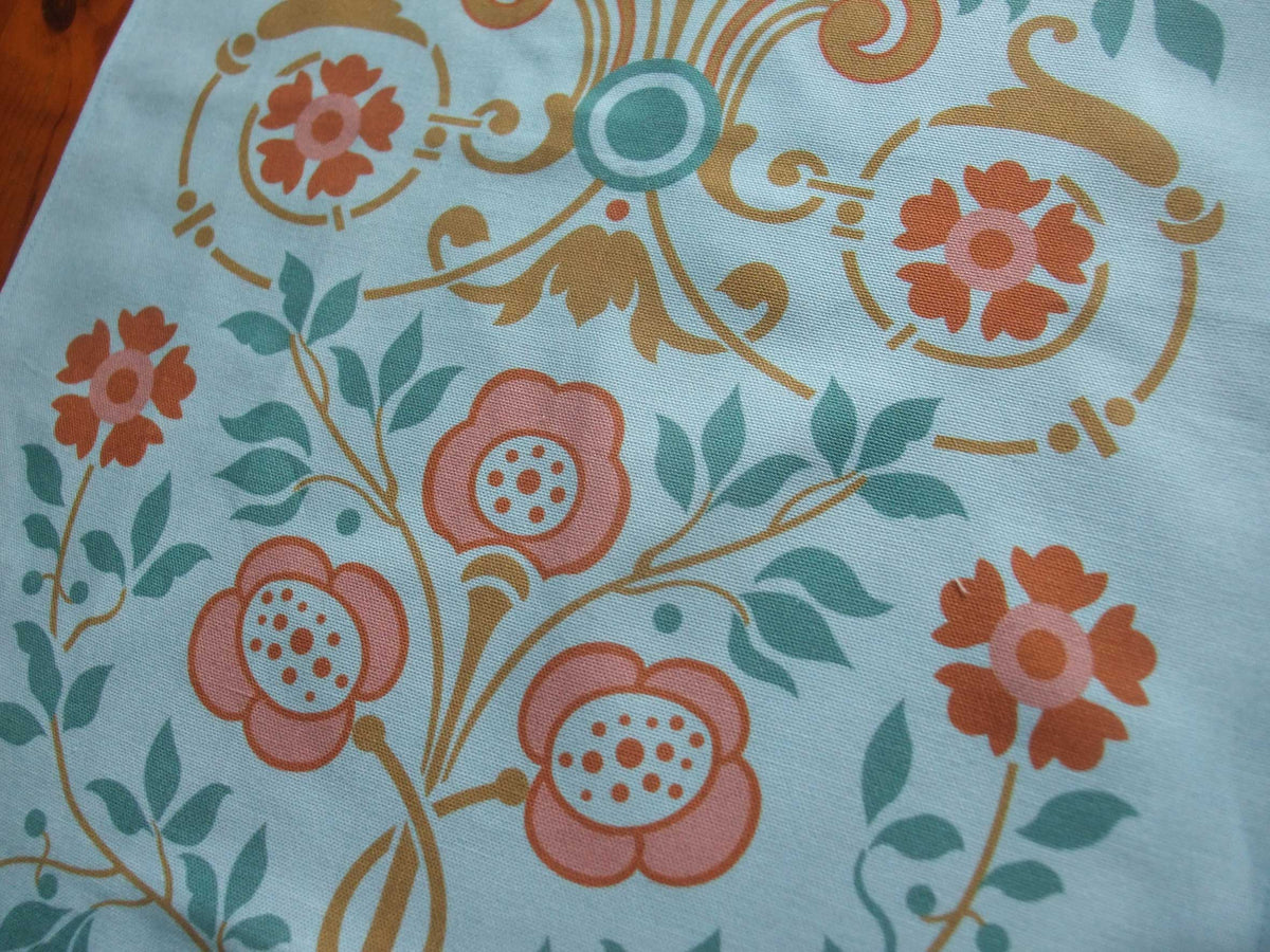 Tischläufer, zwei Längen, Motiv "Bauerngarten", Farbstellung "Gartenteich" (Hellblau)