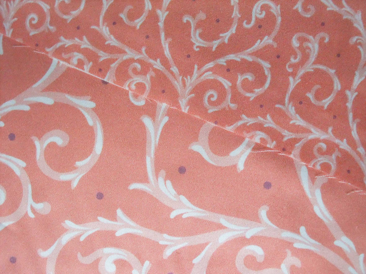 Mako-Satin, Meterware, Baumwolle,  Dornenhecke, lachsrosa mit weißen Ranken und violetten Pünktchen, zwei Mustergrößen. Baumwollsatin, glänzend, für elegante Bettwäsche, Blusen, Hemden, Kleider