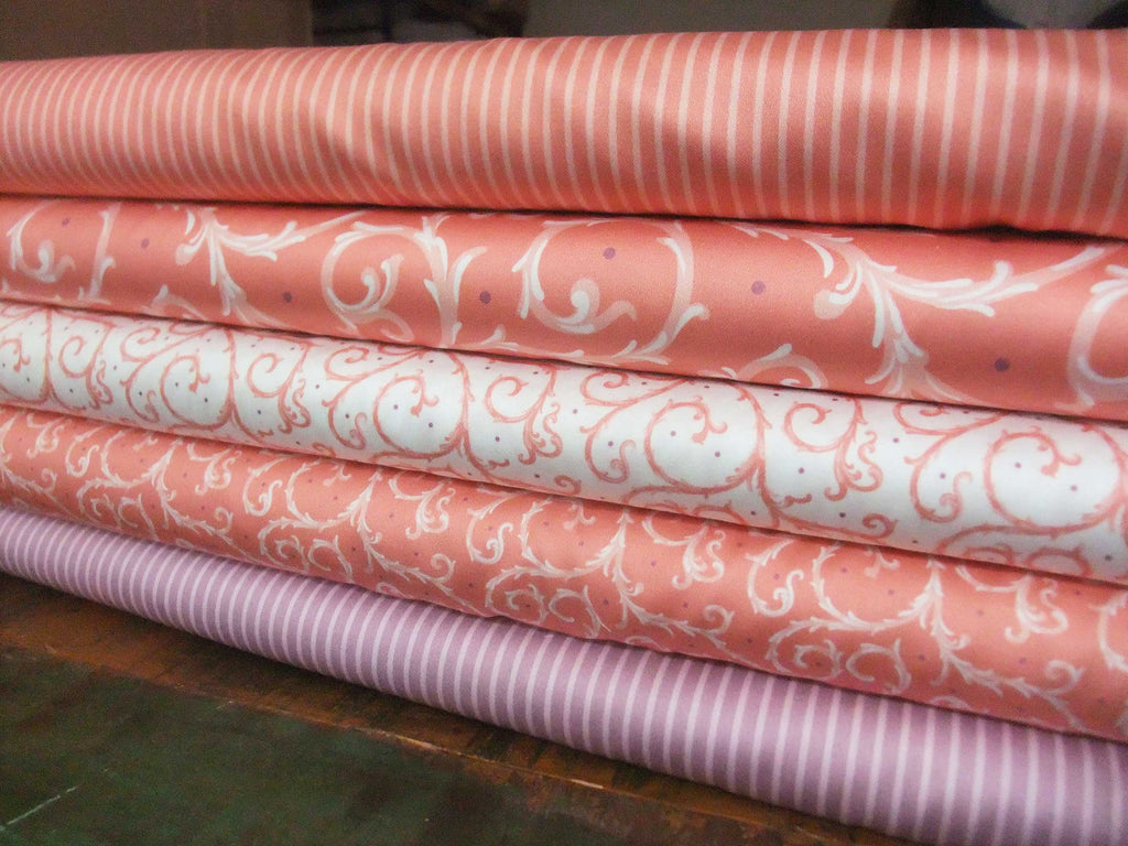 Mako-Satin, Meterware, Baumwolle,  Dornenhecke, lachsrosa mit weißen Ranken und violetten Pünktchen, zwei Mustergrößen. Baumwollsatin, glänzend, für elegante Bettwäsche, Blusen, Hemden, Kleider